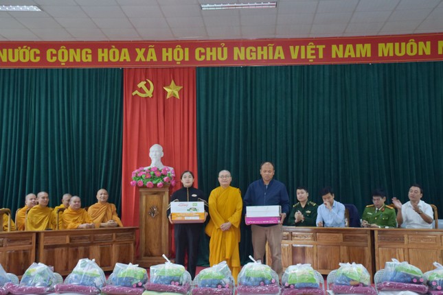 Trao tặng sữa tươi, thực phẩm dinh dưỡng cho Trường Mầm non và THCS xã Pù Nhi