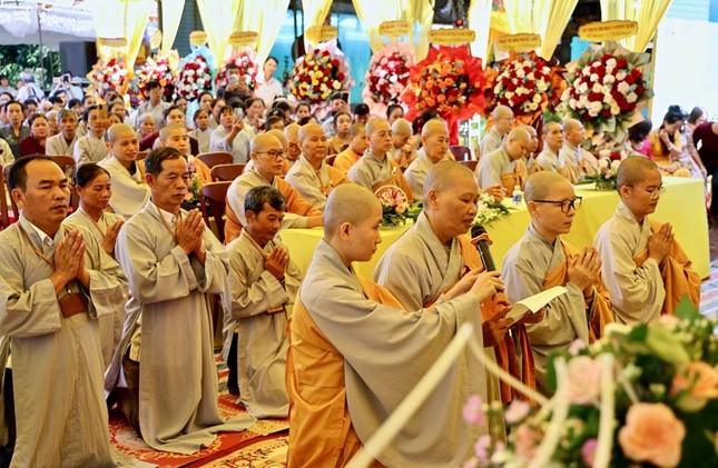 Sư cô Thích nữ Thông Bảo, tân trụ trì niệm Phật đường Phước Long dâng lời phát nguyện Sư cô Thích nữ Thông Bảo, tân trụ trì niệm Phật đường Phước Long dâng lời phát nguyện