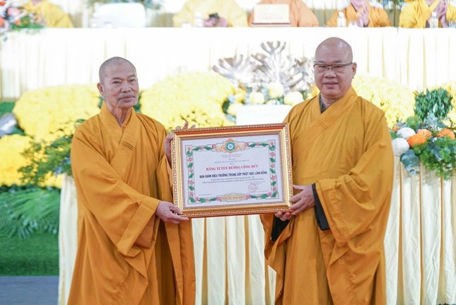 Tặng Bằng tuyên dương công đức đến Ban Giám hiệu Trường Trung cấp Phật học Lâm Đồng