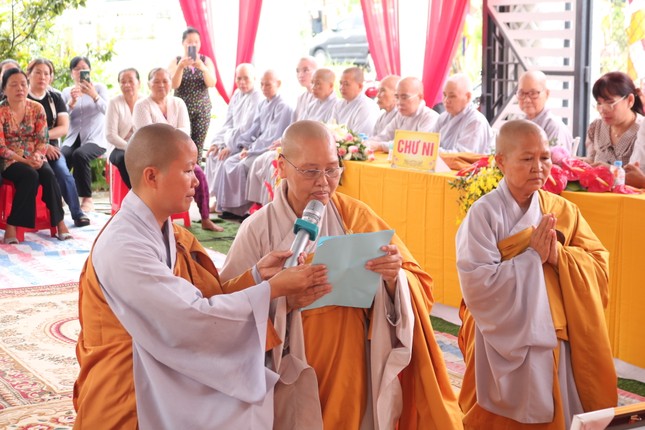 Sư cô Thích nữ Như Thuận dâng lời phát nguyện Sư cô Thích nữ Như Thuận dâng lời phát nguyện