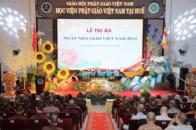 Lễ tri ân ngày Nhà giáo 20-11 được tổ chức tại hội trường Hoa Sen - Học viện Phật giáo VN tại Huế Lễ tri ân ngày Nhà giáo 20-11 được tổ chức tại hội trường Hoa Sen - Học viện Phật giáo VN tại Huế