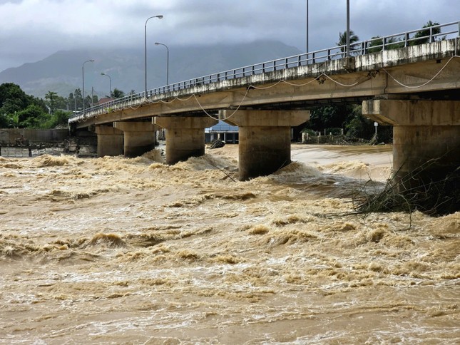 Nước lũ cuồn cuộn đổ về trên sông Cái Nha Trang (Khánh Hòa) Nước lũ cuồn cuộn đổ về trên sông Cái Nha Trang (Khánh Hòa)