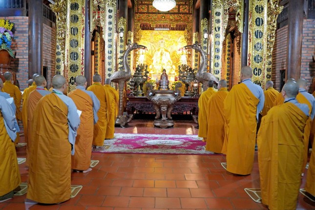 Khóa lễ tụng kinh tại chánh điện thiền viện Trúc Lâm Phương Nam