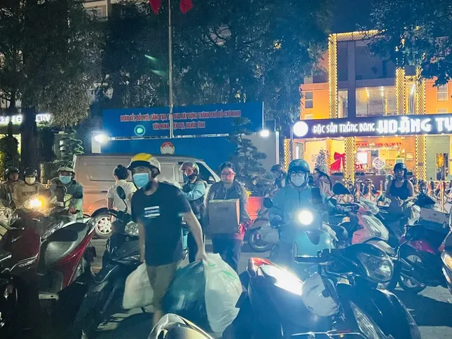 Người dân vẫn tấp nập đến Ủy ban MTTQVN TP.HCM gửi đồ cho bà con vùng lũ miền Trung - Ảnh: Bảo Phương