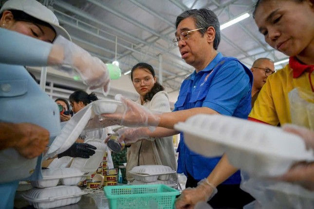 Bếp cơm dã chiến của Ban Từ thiện xã hội GHPGVN TP.HCM dự kiến sẽ cung ứng 10.000 - 15.000 phần cơm mỗi ngày tại Khánh Hòa Bếp cơm dã chiến của Ban Từ thiện xã hội GHPGVN TP.HCM dự kiến sẽ cung ứng 10.000 - 15.000 phần cơm mỗi ngày tại Khánh Hòa