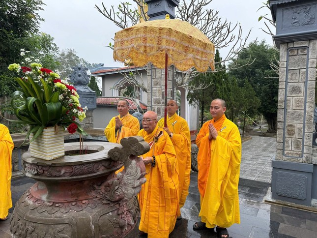 Hòa thượng Thích Thiện Tấn tưởng niệm cố Hòa thượng Thích Phước Châu trước bảo tháp của ngài Hòa thượng Thích Thiện Tấn tưởng niệm cố Hòa thượng Thích Phước Châu trước bảo tháp của ngài