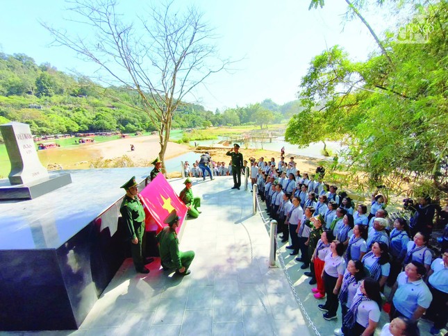 Lễ chào cờ đầy xúc động tại cột mốc biên giới 836 (2)