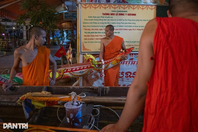 Trước giờ hạ thủy, các sư và nghệ nhân đã tỉ mỉ kiểm tra từng chi tiết, đảm bảo mỗi chiếc ghe đạt độ vững vàng và hoàn chỉnh cao nhất khi bước vào cuộc tranh tài