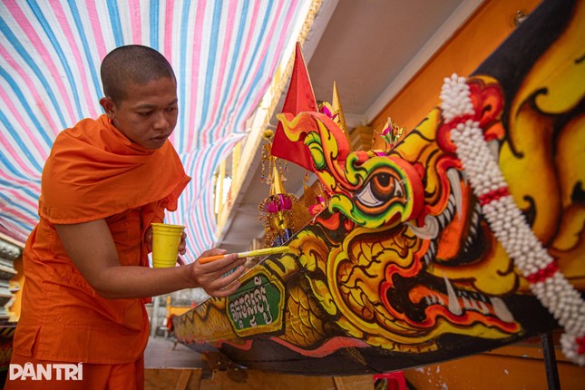 Đại đức Danh Đà Quy cho biết phải mất gần nửa tháng để hoàn thiện một chiếc ghe ngo. Riêng công đoạn sơn dặm, chỉnh lại từng chi tiết trên ghe cũng mất hơn một ngày làm việc liên tục