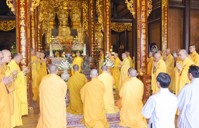 Trang nghiêm khóa lễ cúng ngọ tại chánh điện tổ đình Tường Vân