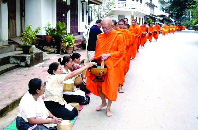 Pha Khamchan quá cố dẫn đầu các nhà sư trong vòng bố thí buổi sáng ở Luang Prabang - Hình ảnh do BHP cung cấp