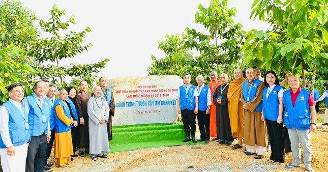 Các đại biểu tôn giáo với lãnh đạo Ủy ban MTTQVN TP.HCM tại công trình &quot;Vườn cây Đại đoàn kết&quot; - Ảnh: Việt Dũng