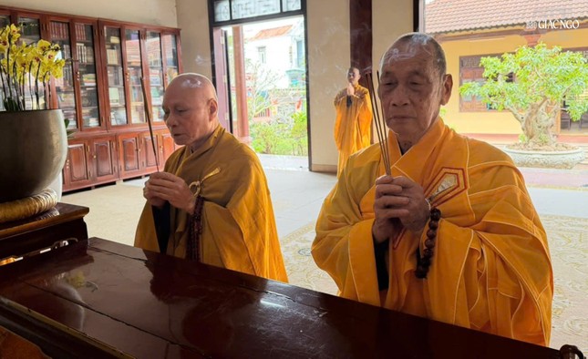 Nhị vị Trưởng lão Hòa thượng dâng hương tưởng niệm bậc Thầy khả kính