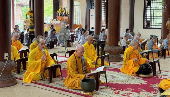 Chư Tăng các tự viện hiện diện đảnh lễ, đồng tụng thời kinh Phạm võng tại chánh điện tổ đình Từ Đàm