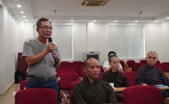 Tác giả Nguyễn Thành Công trong một buổi sinh hoạt cùng Câu lạc bộ Phóng viên - Cộng tác viên Báo Giác Ngộ - Ảnh: Như Danh