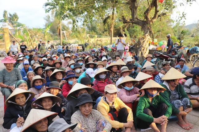 Bà con thôn Long Uyên, xã An Dân, Phú Yên (cũ) đến nhận quà