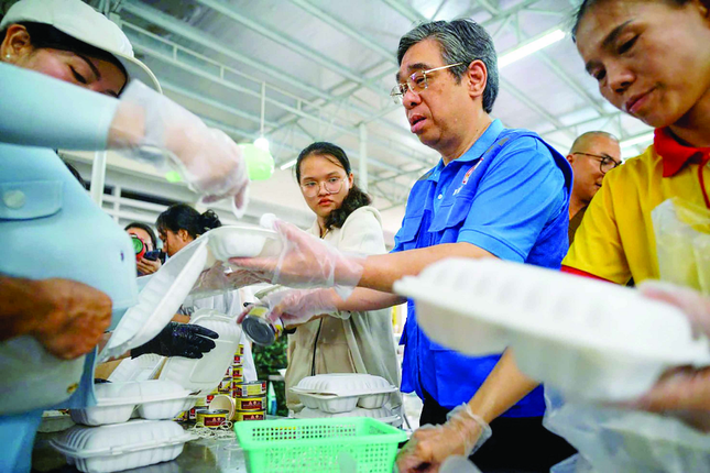 Phó Bí thư Thành ủy, Chủ tịch Ủy ban MTTQVN TP.HCM Nguyễn Phước Lộc cùng "xắn tay áo" thực hiện những phần ăn gửi đến bà con vùng lũ Phó Bí thư Thành ủy, Chủ tịch Ủy ban MTTQVN TP.HCM Nguyễn Phước Lộc cùng "xắn tay áo" thực hiện những phần ăn gửi đến bà con vùng lũ