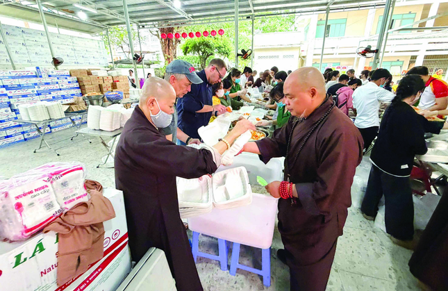 Thượng tọa Thích Thanh Phong trực tiếp chỉ đạo các bếp ăn dã chiến tại Đại học Nha Trang, tỉnh Khánh Hòa Thượng tọa Thích Thanh Phong trực tiếp chỉ đạo các bếp ăn dã chiến tại Đại học Nha Trang, tỉnh Khánh Hòa