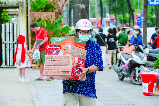 Người dân tại TP.HCM mang những phần hàng cứu trợ đến các điểm tiếp nhận. Ai cũng mong muốn góp một phần sức lực với tâm niệm "lá lành đùm lá rách" Người dân tại TP.HCM mang những phần hàng cứu trợ đến các điểm tiếp nhận. Ai cũng mong muốn góp một phần sức lực với tâm niệm "lá lành đùm lá rách"