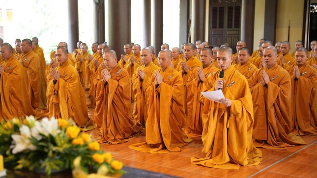 Thiền sinh Thích Đạt Ma Hạnh Tuệ đại diện Tăng Ni sinh dâng lời tác bạch Thiền sinh Thích Đạt Ma Hạnh Tuệ đại diện Tăng Ni sinh dâng lời tác bạch