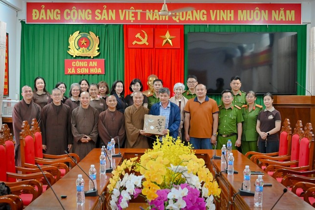 Trao quà đến cán bộ, chiến sĩ công an xã Sơn Hòa Trao quà đến cán bộ, chiến sĩ công an xã Sơn Hòa