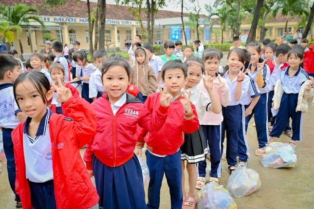 Em vui nhận quà Em vui nhận quà