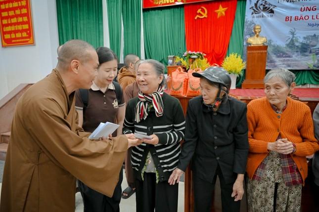 Thầy Thích Trí Chơn tận tay trao bì thư, động viên bà con sớm vượt qua khó khăn Thầy Thích Trí Chơn tận tay trao bì thư, động viên bà con sớm vượt qua khó khăn