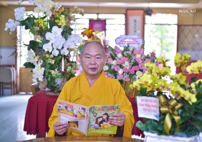 Hòa thượng Thích Huệ Công, Phó ban Trị sự GHPGVN TP.HCM, Trưởng ban Đại diện Phật giáo người Hoa tại TP.HCM, trụ trì chùa Long Hoa (P.Phú Định, TP.HCM) bên ấn phẩm Báo Giác Ngộ Hòa thượng Thích Huệ Công, Phó ban Trị sự GHPGVN TP.HCM, Trưởng ban Đại diện Phật giáo người Hoa tại TP.HCM, trụ trì chùa Long Hoa (P.Phú Định, TP.HCM) bên ấn phẩm Báo Giác Ngộ