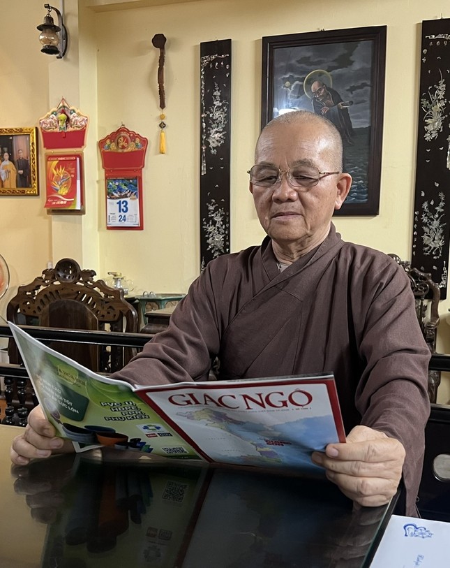 Hòa thượng Thích Minh Thiện, Cố vấn Ban Trị sự GHPGVN tỉnh Tây Ninh đọc Báo Giác Ngộ