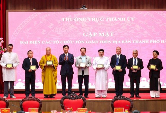 Bí thư Thành ủy Hà Nội Nguyễn Duy Ngọc tặng quà đại diện các tổ chức tôn giáo trên địa bàn Thủ đô Bí thư Thành ủy Hà Nội Nguyễn Duy Ngọc tặng quà đại diện các tổ chức tôn giáo trên địa bàn Thủ đô