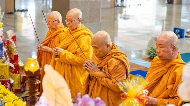 Chư tôn giáo phẩm dâng hương tưởng niệm Chư tôn giáo phẩm dâng hương tưởng niệm