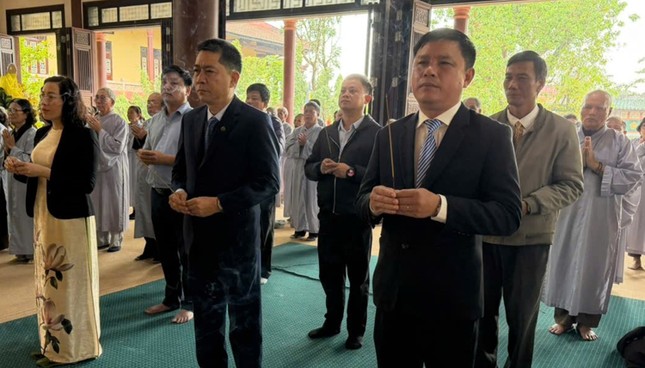 Lãnh đạo chính quyền dâng hương tưởng niệm