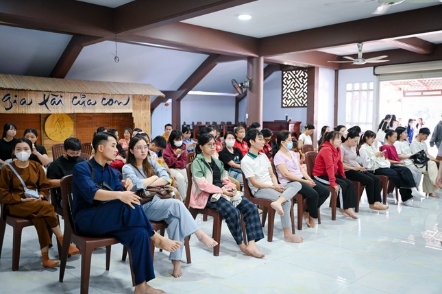 Các tình nguyện viên đăng ký tham gia hiến máu nhân đạo Các tình nguyện viên đăng ký tham gia hiến máu nhân đạo