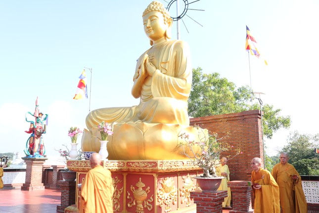 Chư tôn đức sái tịnh an vị tôn tượng Đức Phật Dược Sư