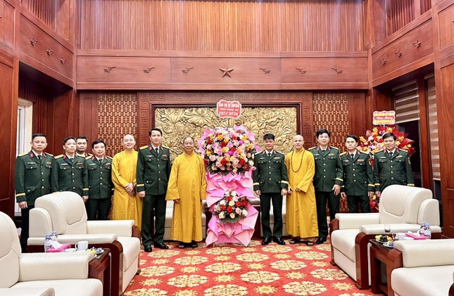 Ban Trị sự GHPGVN tỉnh Nghệ An chúc mừng Bộ Tư lệnh Quân khu 4 nhân kỷ niệm ngày thành lập Quân đội Nhân dân Việt Nam