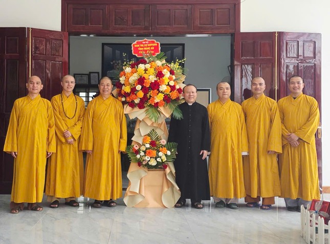 Tặng hoa chúc mừng linh mục Giuse Phan Đức Thắng được bầu làm Chủ tịch Ủy ban Đoàn kết Công giáo tỉnh