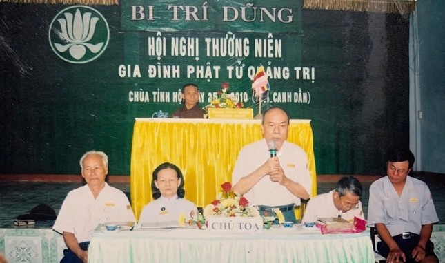 Cố Huynh trưởng Tâm Thuộc - Nguyễn Văn Thi (thứ hai từ phải qua) viết tin về Hội nghị thường niên Gia đình Phật tử Quảng Trị (năm 2010) để gửi Báo Giác Ngộ
