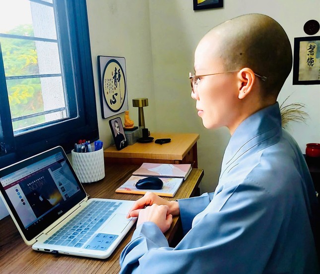 Sư cô Thích nữ Huệ Đức đọc Giác Ngộ online