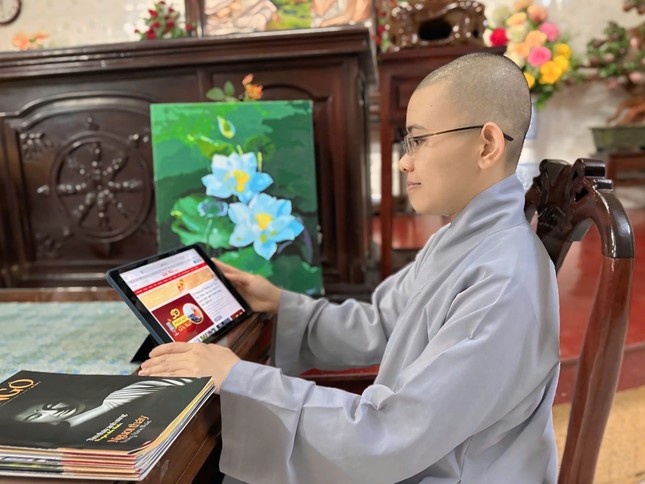 Sư cô Thích nữ Diệu Trí bên "bạn đồng hành" Giác Ngộ