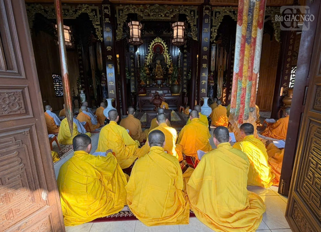 Chúng Tăng Ni đồng tụng thời kinh Kim cang