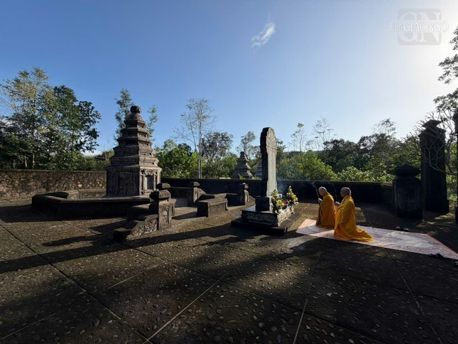 Dâng hương tưởng niệm tại bảo tháp Tổ sư Tâm Khoan