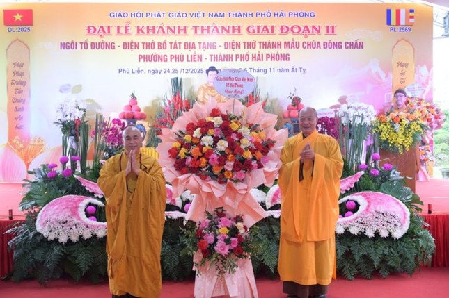 Ban Trị sự GHPGVN TP.Hải Phòng tặng hoa chúc mừng