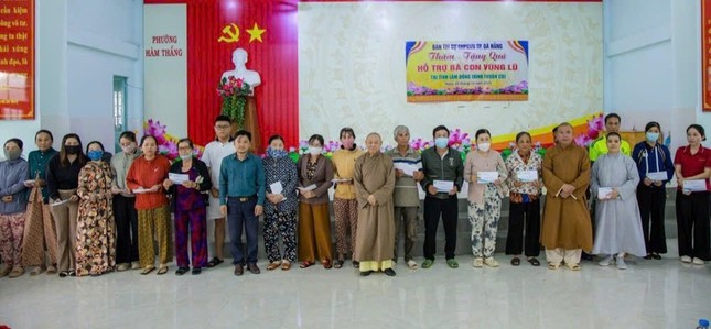 Đoàn đã trao tặng 500 phần quà tại xã Hàm Thuận và Hàm Thắng