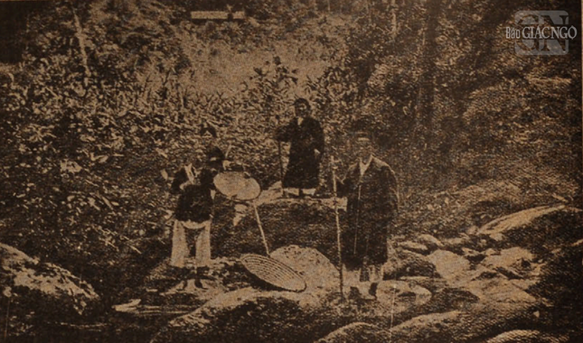 Tác giả cùng các khách hành hương tại suối Giải Oan - Ảnh tư liệu của Kiếm Hồ