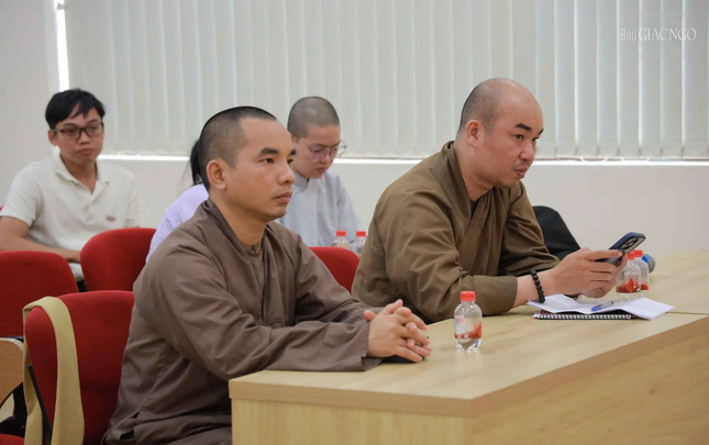 Chư tôn đức, phóng viên, nhân viên đại diện các phòng ban trực thuộc báo tham dự phiên họp