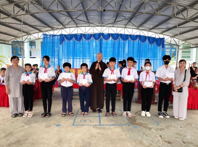 Những món quà tuy giá trị vật chất không lớn nhưng chứa đựng tình cảm và sự quan tâm của mọi người dành cho các em