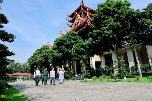 Ni sư Thích nữ Như Nguyệt hướng dẫn đoàn tham quan khuôn viên chùa Thanh Tâm