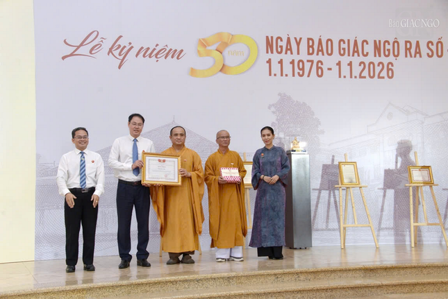 Báo Giác Ngộ nhận Bằng khen của Ủy ban MTTQVN TP.HCM