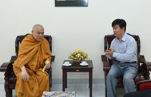 Ông Nguyễn Văn Lượng, Phó ban Tôn giáo TP.HCM thân mật tiếp Hòa thượng Thích Giác Toàn