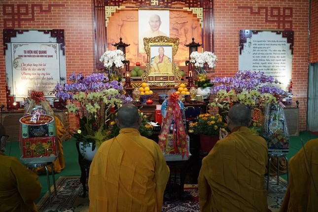Ban Trị sự quận Tân Bình đảnh lễ giác linh nhị vị Hòa thượng khai sơn và trụ trì tu viện Huệ Quang Ban Trị sự quận Tân Bình đảnh lễ giác linh nhị vị Hòa thượng khai sơn và trụ trì tu viện Huệ Quang